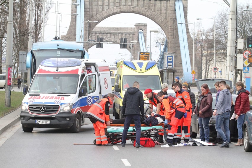 Wypadek na placu Grunwaldzkim. Pieszy potrącony przy moście, biegł na przystanek (ZDJĘCIA)