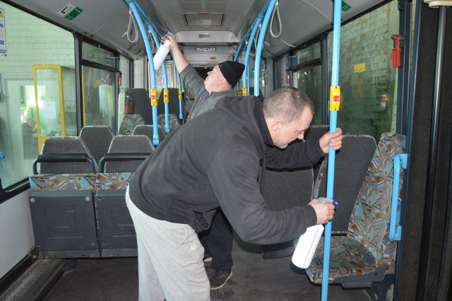 W autobusach Miejskiej Komunikacji Samochodowej w Skarżysku na bieżąco odbywa się dezynfekcja wewnątrz pojazdów.