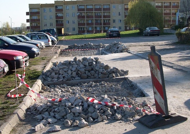 Zadowoleni mieszkańcy bloku przy ul. Henryka V Żelaznego poinformowali nas, że zrujnowany parking jest już remontowany.