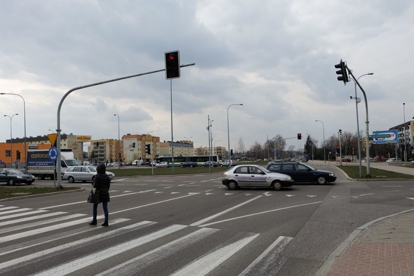 Kamery rejestrujące przejazd kierowców na czerwonym świetle...