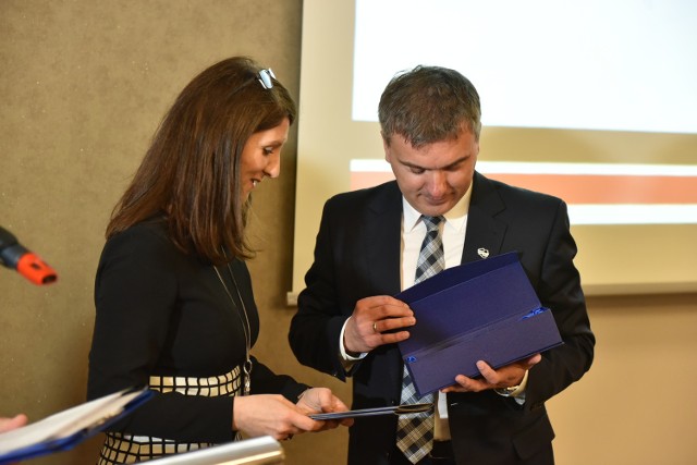 Liczne nagrody były składane na ręce przewodniczącego izby toruńskiej samorządu zawodowego Tomasza Krzysztyniaka.