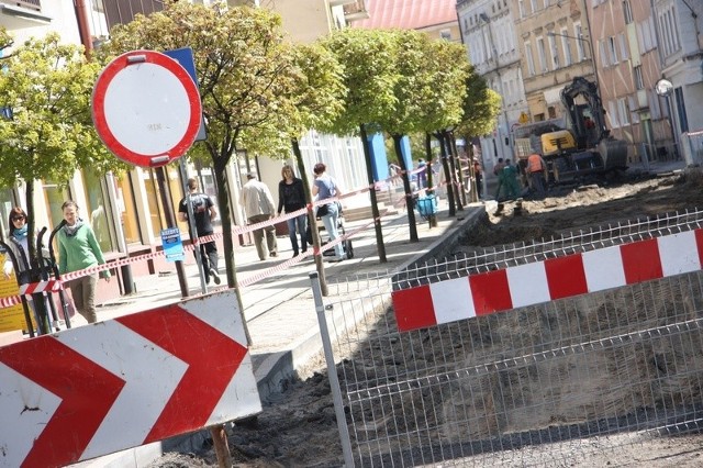 Remont ruszył na placu wokół ratusza i fragmencie ulicy Obrońców Pokoju (na zdj.). To jedna z głównych ulic w centrum.