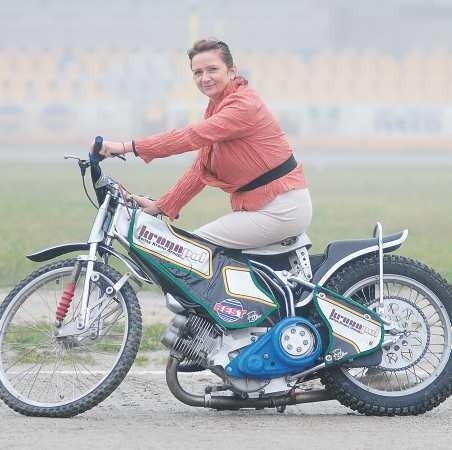 Dyrektor Celina Kłos lubi poza żużlem także futbol i ... boks. Dobrze zna reguły twardej walki. Słaby prędzej czy później odpada.