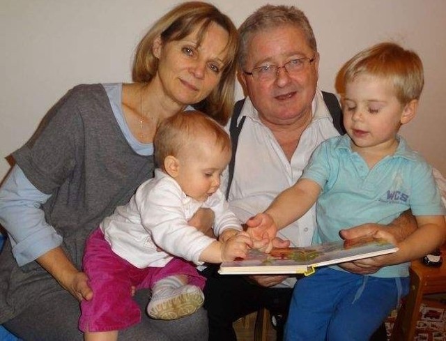 Poseł Czesław Siekierski z żoną Elżbietą i wnuczkami Alicją i Adamem