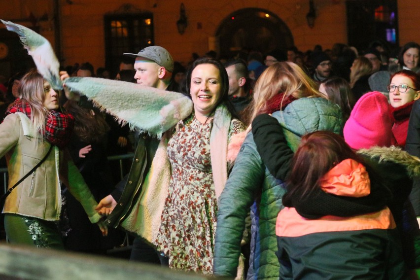 Sylwester w Lublinie. Tak mieszkańcy przywitali 2019 rok. Zobacz zdjęcia i wideo