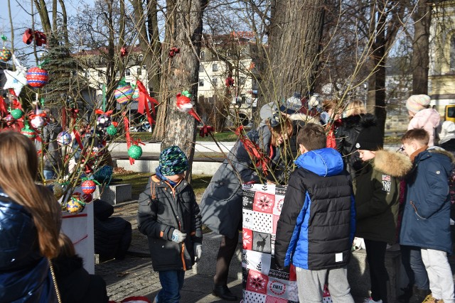 Uczniowie zawiesili ozdoby świąteczne na Placu Biegańskiego w Częstochowie