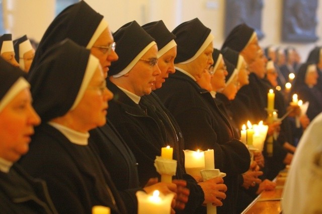 W diecezji opolskiej jest ponad 700 sióstr z 20 zgromadzeń zakonnych w około 80 wspólnotach. Ślubowały czystość, ubóstwo i posłuszeństwo.