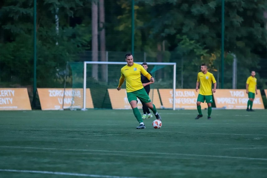 Piłkarzy Dębu Dąbrowa Białostocka czekają derby z LZS-em...