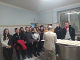 Uczniowie z Ujazdu wiedzą jak piecze się chleb. Niezwykła wycieczka do piekarni w Iwaniskach