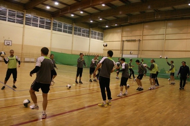 Piłkarze Korony w środę przed południem trenowali w hali przy ulicy Ściegiennego.