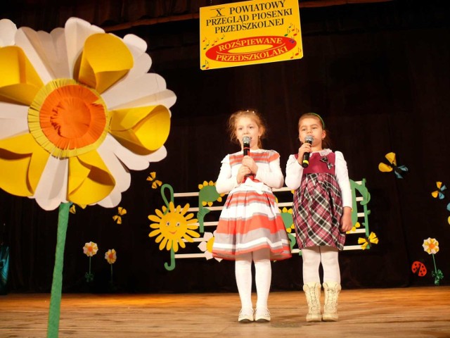 Śpiewają Oliwia Magryś i Wiktoria Wilk z Grębowa.