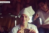 Ashton Kutcher przyleciał na Mundial i... ugotował obiad Argentyńczykom [WIDEO]