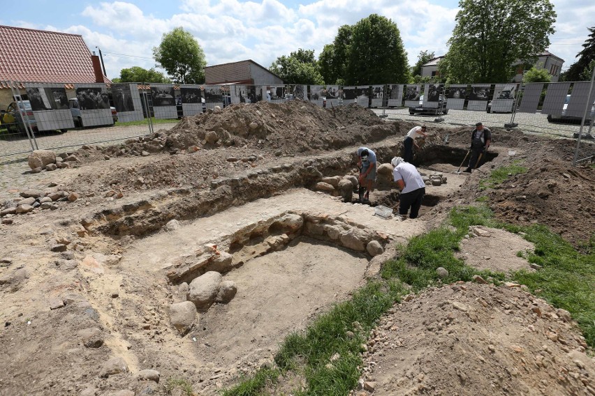 Na fragmenty zabudowań trafili archeolodzy badający teren...