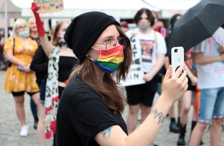 Manifestacje środowisk LGBT+ w Grudziądzu pod hasłem "Jestem...