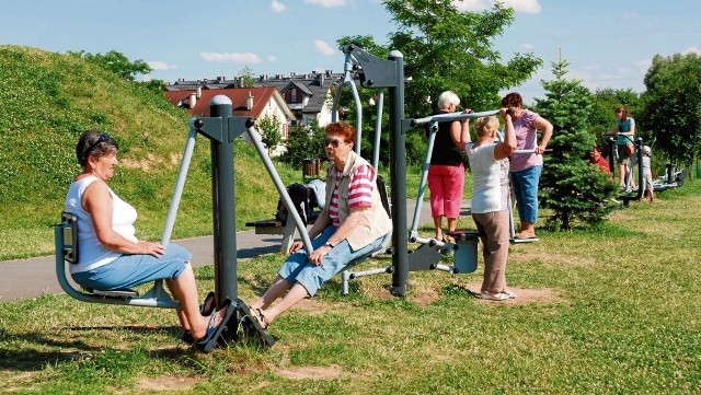 Panie z Klubu 50+ w Zielonkach na siłownię w parku wiejskim chodzą kilka razy w tygodniu