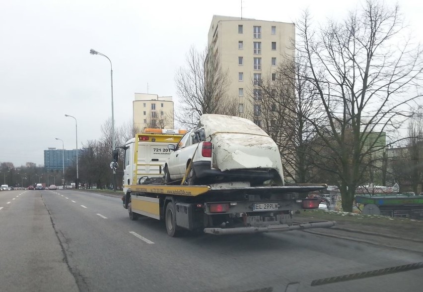 Samochód spadł z wiaduktu na al. Rydza-Śmigłego