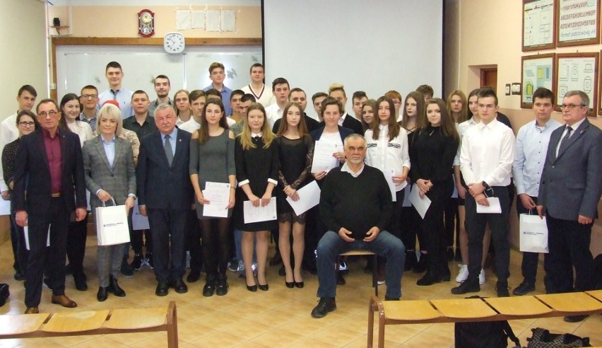 Zespół Szkół w Gorzycach ma 39 stypendystów. Docenił ich premier, starosta, dyrektor i prezes 