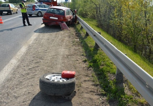 Kierujący BMW na łuku drogi nie dostosował prędkości, stracił panowanie nad pojazdem i najechał na bariery energochłonne.