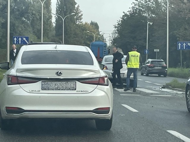 W wypadku na ulicy Armii Krajowej w Kielcach brały udział trzy auta.