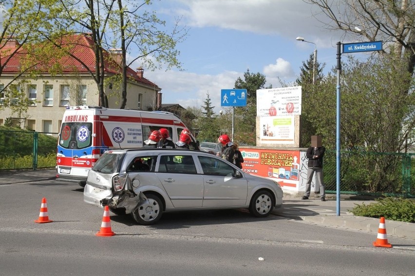 Wrocław: Wypadek na Kwidzyńskiej. Zderzenie dwóch aut i jedna osoba ranna (FILM, ZDJĘCIA) 