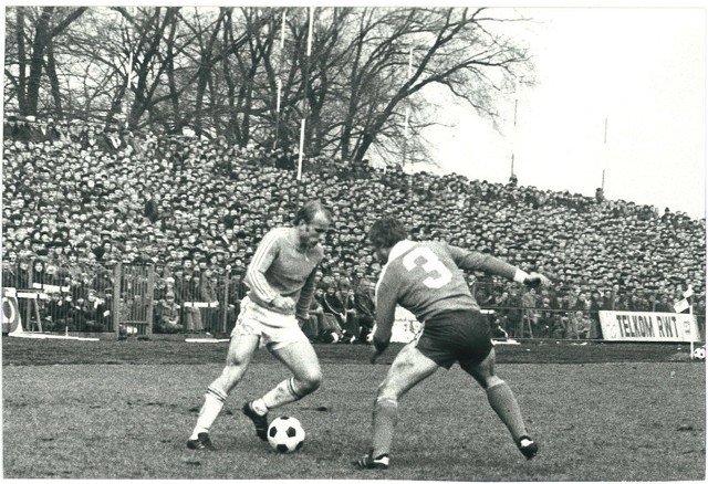 W monografii znajdą się między innymi archiwalne zdjęcia. Stadion Radomiaka zapełniony kibicami, kiedy drużyna grała w drugiej lidze. Z piłką, Bolesław Strzemiński.