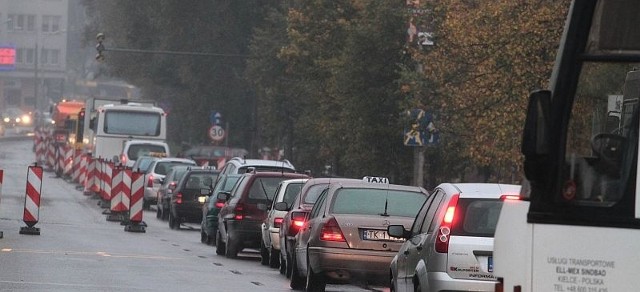 Aleja IX Wieków Kielc to obecnie najbardziej zakorkowana ulica w mieście. Sznury aut są tu od rana do wieczora.