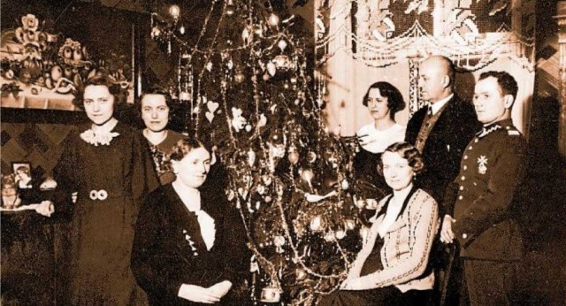 Święta w rodzinie Wawrzyniaków, druga pot. lat 30. Dla Zofii (siedzi po prawej) była to pierwsza gwiazdka z mężem Rudolfem Sajdakiem