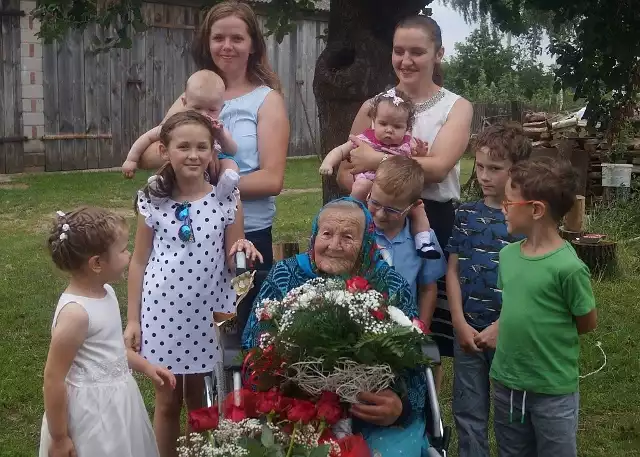 Pani Bronisława Bus od lat mieszka w Michałowie. Ma po 13 prawnucząt i wnucząt. Sama urodziła pięcioro dzieci.