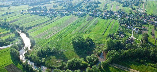 27 maja 1990 odbyły się pierwsze wybory do samorządu terytorialnego w Polsce, po 40 latach przerwy. W Bałtowie wybieraliśmy Radę Gminy, która następnie wybierała wójta. Pierwszy objął urząd na początku czerwca 1990 roku. Przez 12 lat wójta wybierali radni, dopiero w 2002 wprowadzone zostały wybory bezpośrednie. Wszyscy są zgodni, że samorządy są podstawą sukcesu polski w ostatnich latach. Przy okazji jubileuszu przypominamy tych, którzy rządzili Bałtowem przez ostatnie 30 lat. Zobaczcie kiedy rządzili i co robią dziś. Na kolejnych slajdach wójtowie Bałtowa od dziś do roku 1990