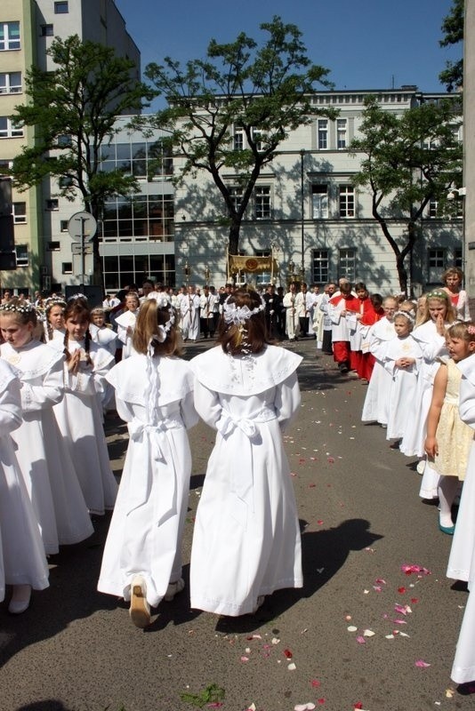 Boże Ciało 2014 w Zabrzu: procesja z kościoła św.Anny w...