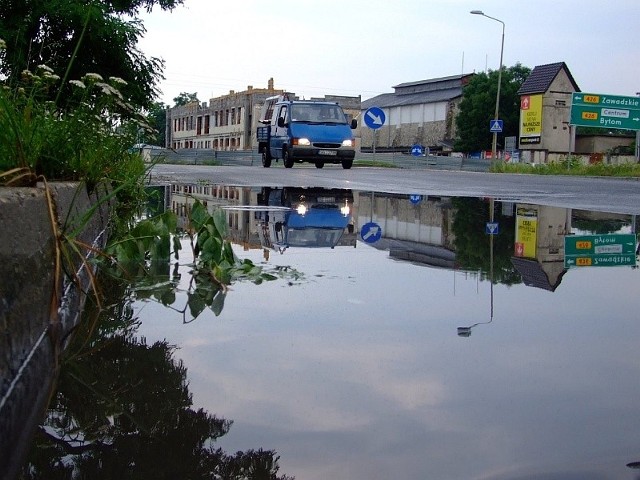 Tak wygląda po deszczu ulica Zakładowa w Strzelcach Opolskich.