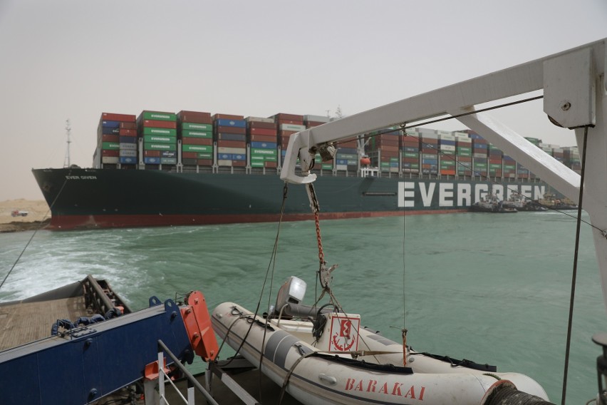 Dostawy wielu towarów z Azji opóźnione. Transport morski sparaliżowany przez zablokowany Kanał Sueski