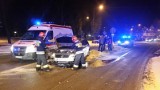 Gołdap. Wypadek w centrum miasta. Passat potrącił pieszego i wjechał w znak (zdjęcia)