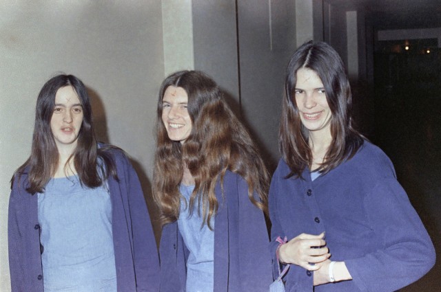 Członkinie sekty "Rodzina" Charlesa Mansona. Od lewej: Susan Atkins, Patricia Krenwinkel i Leslie Van Houten