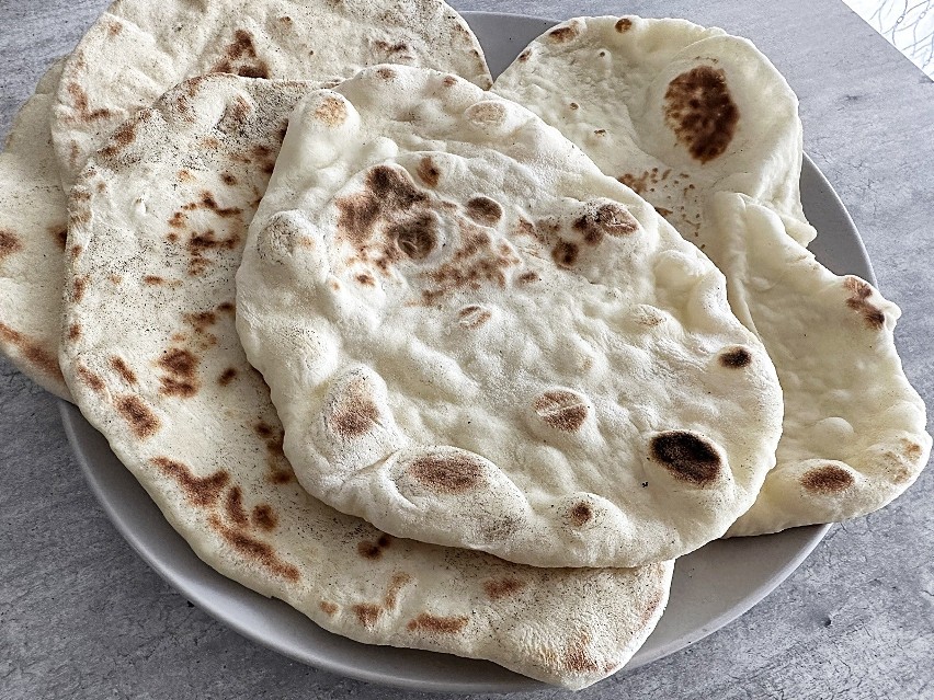 Chlebki naan smaży się na suchej, mocno rozgrzanej patelni....