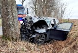 Wypadek w powiecie bytowskim. Roztrzaskane BMW po uderzeniu w drzewo niedaleko Niedarzyna . Jedna osoba w szpitalu (ZDJĘCIA)