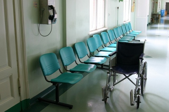 Pacjenci Nowego Szpitala w Kostrzynie skarżyli się, że pacjenci ubezpieczeni w prywatnej firmie wchodzą do poradni poza kolejką.