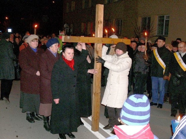 Na każdej stacji Drogi Krzyżowej zmieniała się delegacja niosąca krzyż.