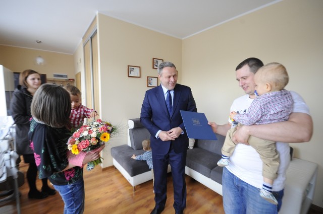 Państwo Czerwińscy są pierwszą rodziną w Bydgoszczy, której prezydent Rafał Bruski (na zdj.) wręczył decyzję o przyznaniu świadczenia w ramach programu "Rodzina 500 plus". Czterej synowie państwa Czerwińskich przyszli na świat w 2014 roku.