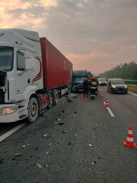 Krajowa trasa w Skarżysku była całkowicie zablokowana. Bus zderzył się z ciężarówką. Zobacz zdjęcia 