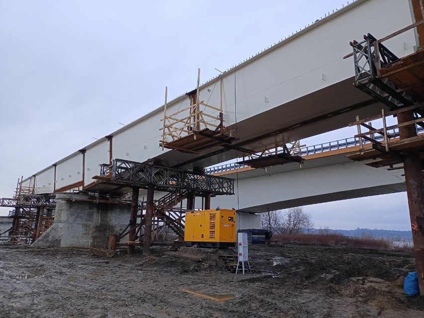 Stalowa konstrukcja nowego mostu w Sandomierzu coraz dłuższa. Zobacz niezwykłe zdjęcia