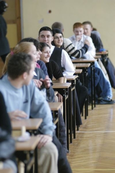 II LO w Opolu. Luz było widać i na twarzach, i w ubiorach. Tylko gdzieniegdzie migały białe koszule i krawaty.