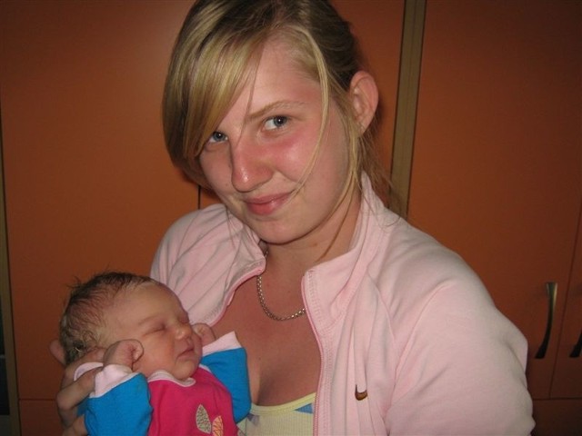 Julia Domańska urodziła się w niedzielę, 10 czerwca. Ważyła 3050 g i mierzyła 52 cm. Jest pierwszym dzieckiem Katarzyny i Łukasza z Nowej Wsi. Na zdjęciu z ciocią Anią