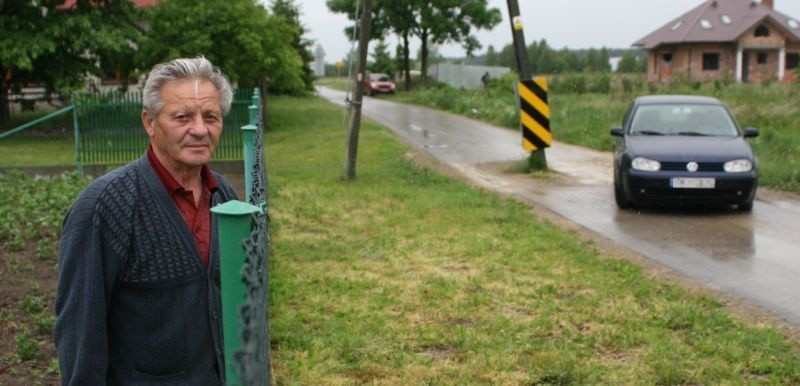 To przecież jakiś absurd, żeby na środku drogi był słup -...