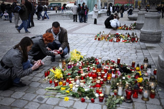Rankiem 10 kwietnia 2010 roku całą Polskę obiegła informacja o śmierci pary prezydenckiej oraz ponad 90-ciu innych osób lecących do Smoleńska na obchody 70-lecia Zbrodni Katyńskiej. Samolot Tu-154 rozbił się tuż przed wylądowaniem o godzinie 8:41. Informacja o tragedii wstrząsnęła wszystkimi wrocławianami. Ludzie palili znicze, składali kwiaty, a także modlili się za poległych. Dziś wspominamy ten dzień sprzed 10 lat. Na kolejnych zdjęciach przedstawiamy jego najważniejsze momenty.