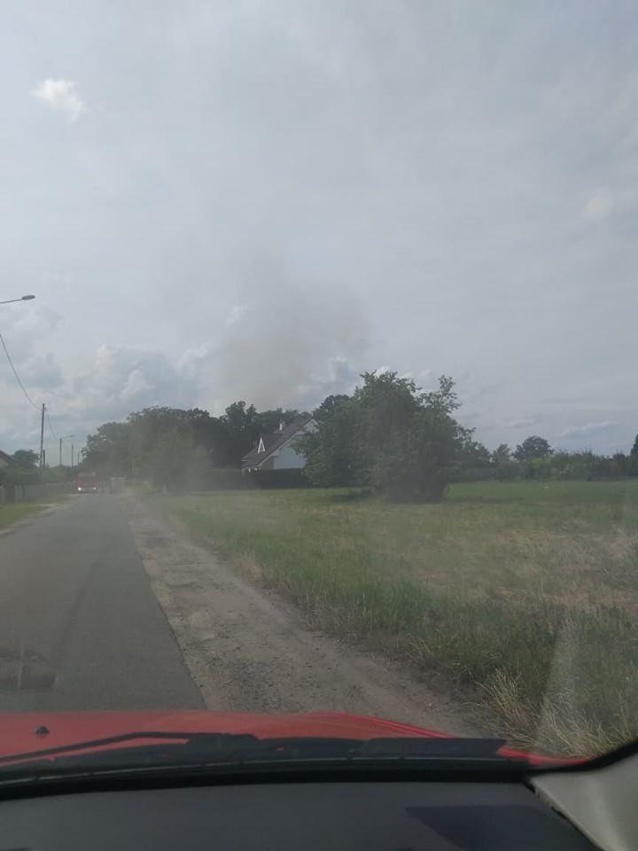 Duży pożar w powiecie trzebnickim. Palą się magazyny z odzieżą używaną 