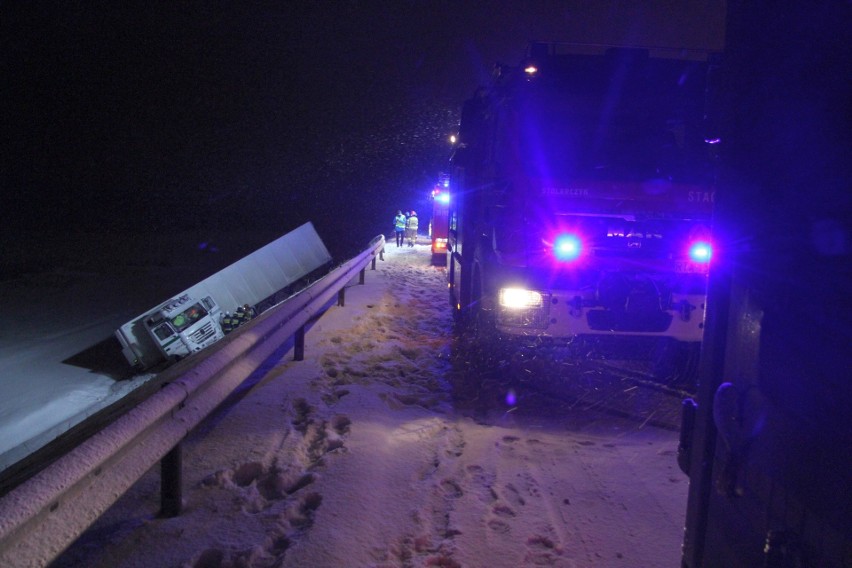 Wypadek na krajowej "dziewiątce" w Chmielowie. Tir spadł z wiaduktu, kierowca jest ranny (ZDJĘCIA, WIDEO)