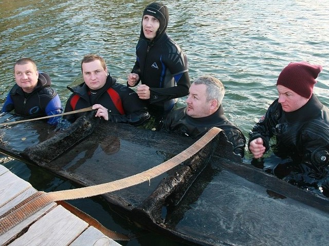 - Ta łódka może mieć nawet kilkaset lat, choć może być młodsza - mówią nurkowie z Międzyrzecza i ze Zbrosławic.