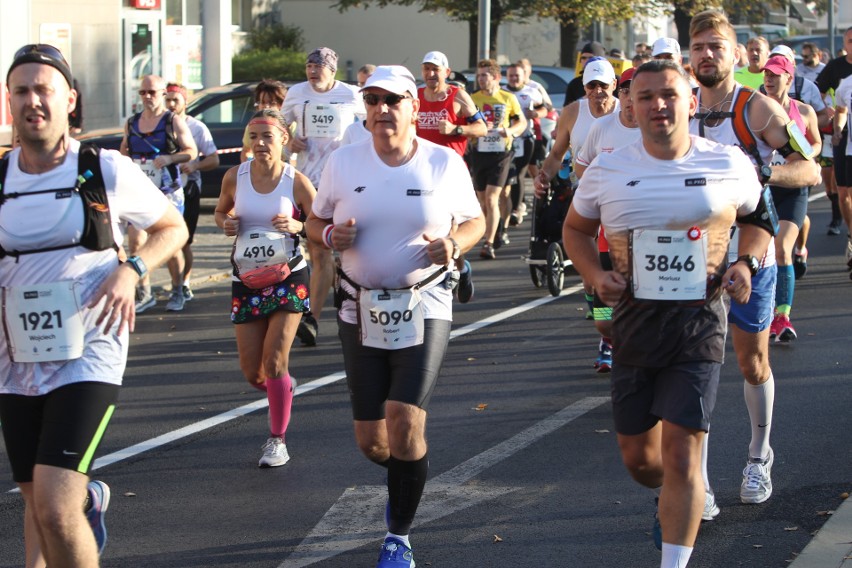 Zdjęcia z maratonu w Poznaniu 2018 - biegacze na pierwszym...