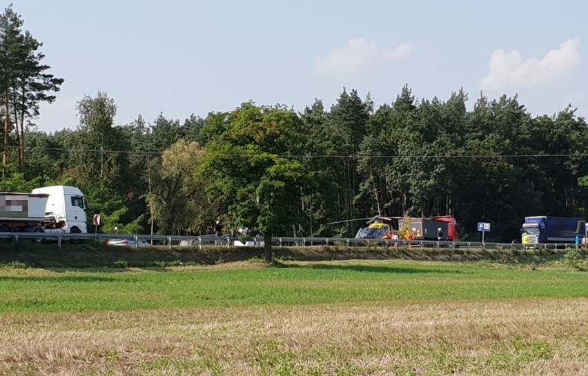 Rowerzysta potrącony przez ciężarówkę w Skorzowie. Zabrał go helikopter. Życia mężczyzny nie udało się uratować.
